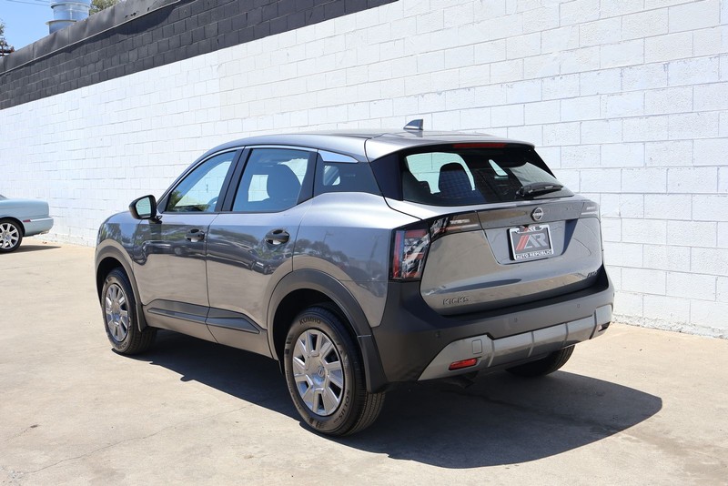 Nissan Kicks Vehicle Full-screen Gallery Image 09