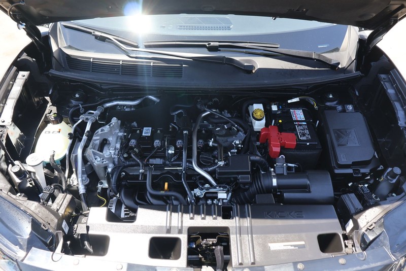Nissan Kicks Vehicle Full-screen Gallery Image 12