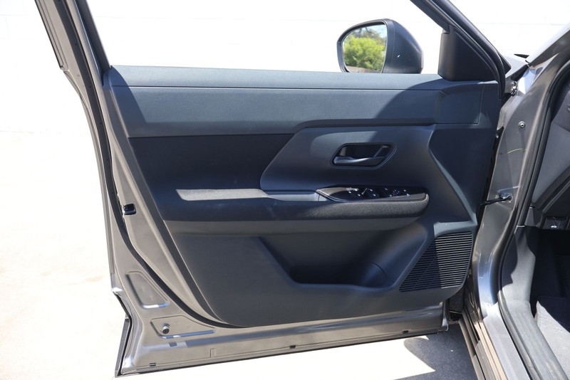 Nissan Kicks Vehicle Full-screen Gallery Image 14