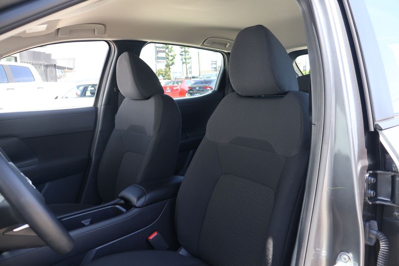 Nissan Kicks Vehicle Full-screen Gallery Image 16