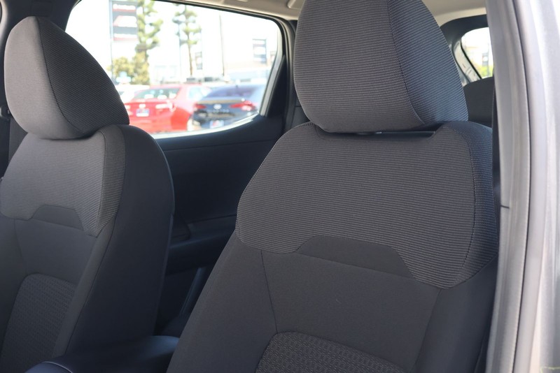 Nissan Kicks Vehicle Full-screen Gallery Image 17