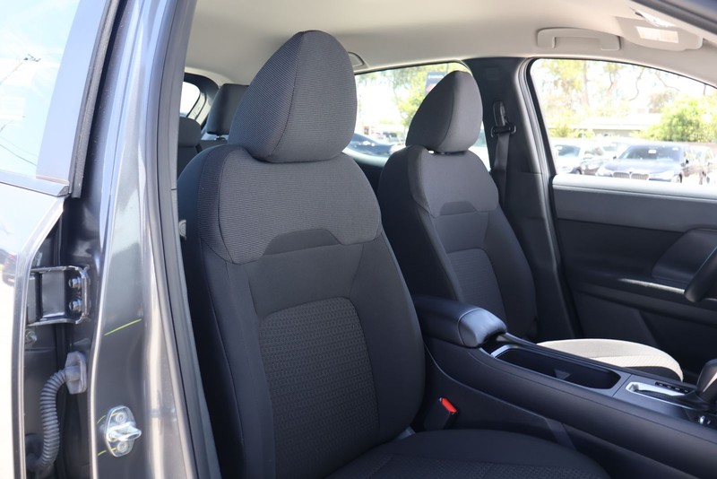 Nissan Kicks Vehicle Full-screen Gallery Image 19