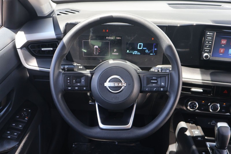 Nissan Kicks Vehicle Full-screen Gallery Image 23