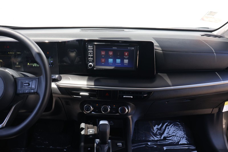 Nissan Kicks Vehicle Full-screen Gallery Image 26