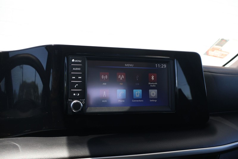 Nissan Kicks Vehicle Full-screen Gallery Image 27