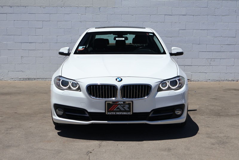 BMW 5 Series Vehicle Full-screen Gallery Image 02