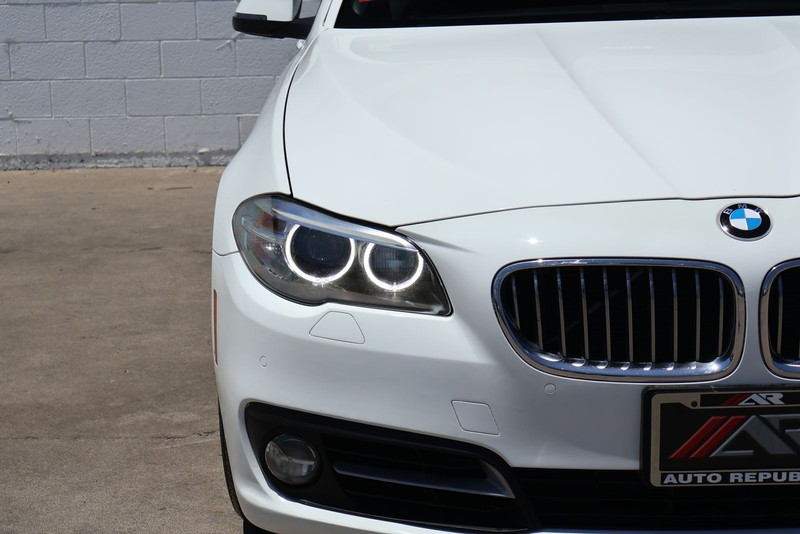 BMW 5 Series Vehicle Full-screen Gallery Image 03