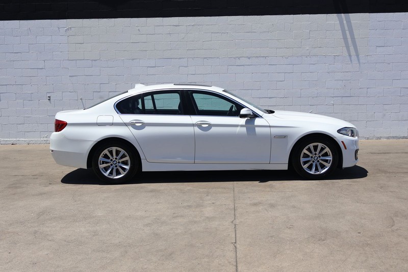 BMW 5 Series Vehicle Full-screen Gallery Image 04