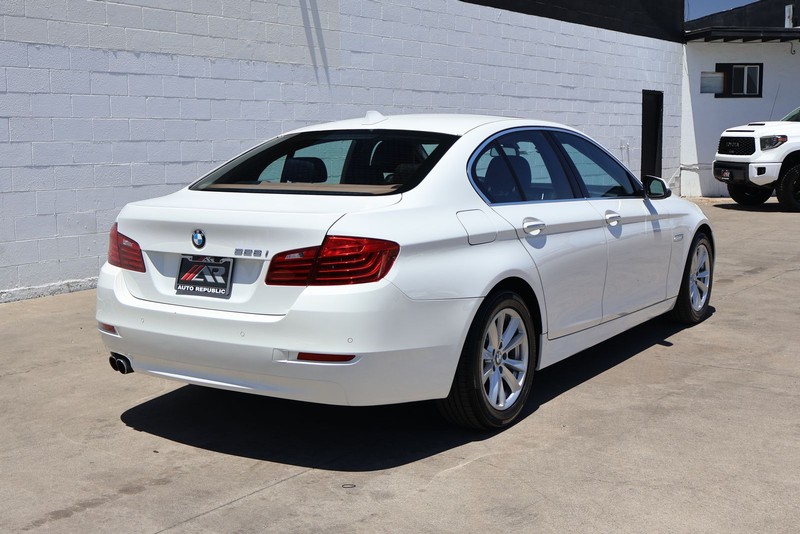 BMW 5 Series Vehicle Full-screen Gallery Image 05