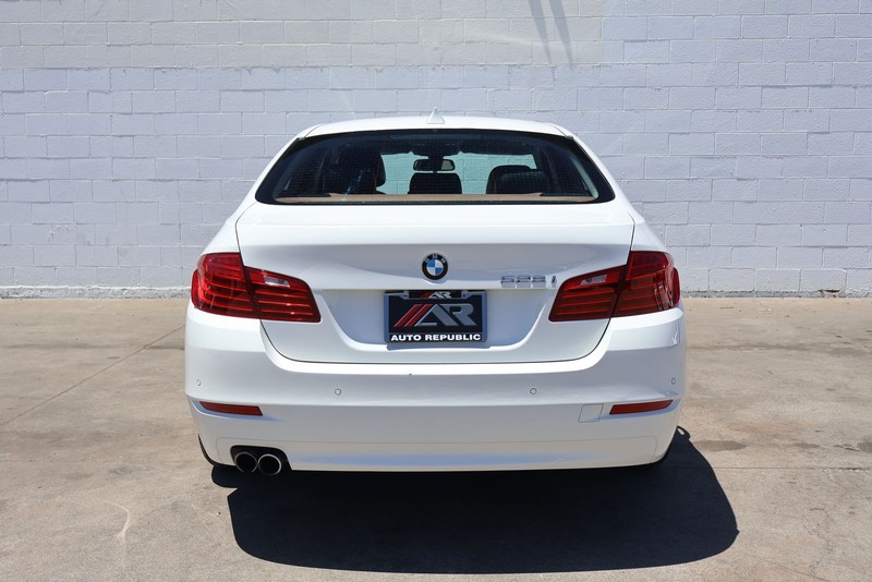 BMW 5 Series Vehicle Full-screen Gallery Image 06