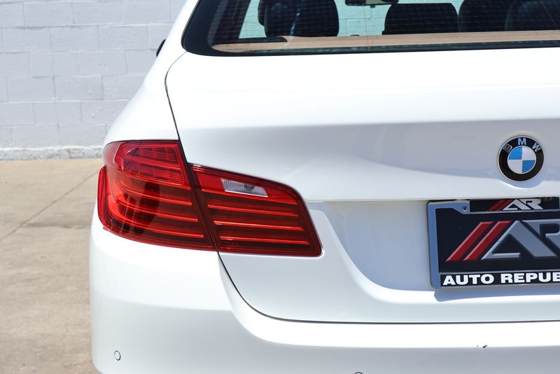BMW 5 Series Vehicle Full-screen Gallery Image 07