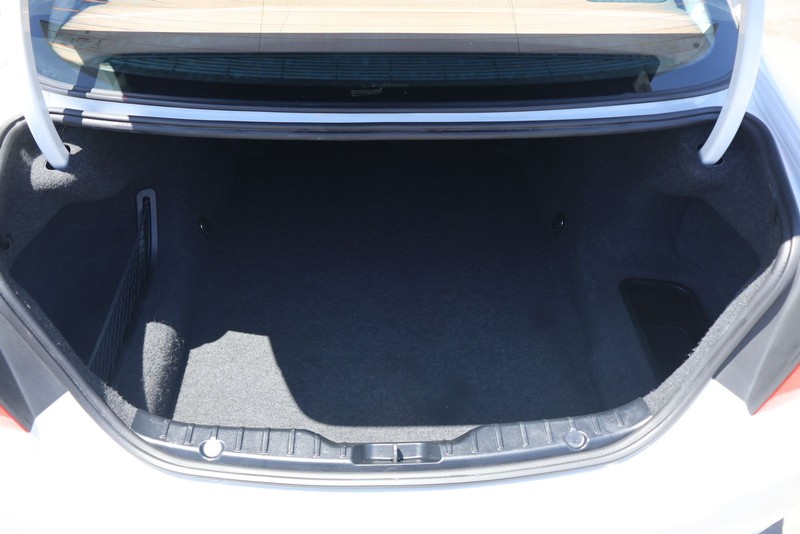 BMW 5 Series Vehicle Full-screen Gallery Image 08