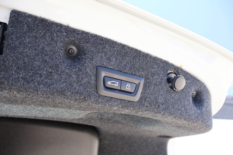 BMW 5 Series Vehicle Full-screen Gallery Image 09