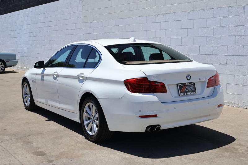 BMW 5 Series Vehicle Full-screen Gallery Image 10