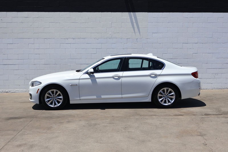 BMW 5 Series Vehicle Full-screen Gallery Image 11