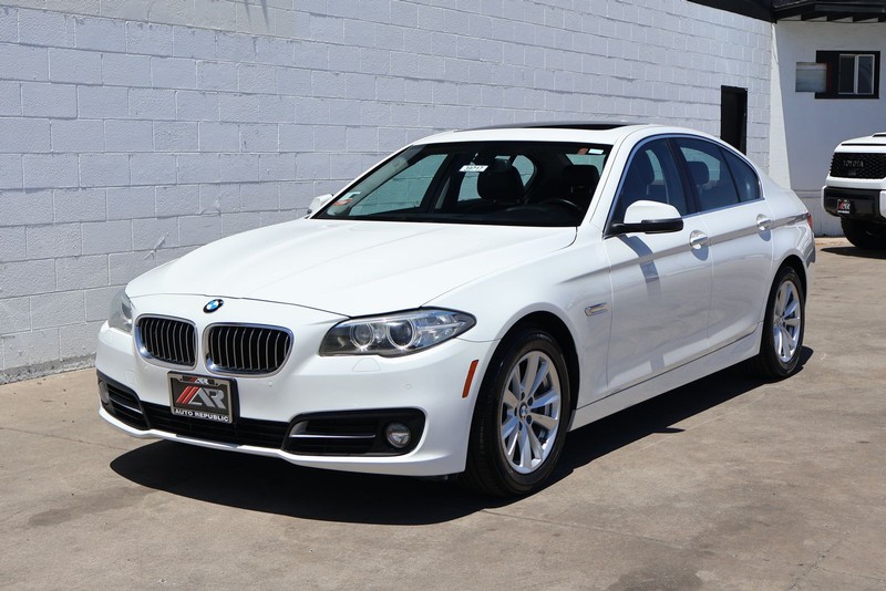 BMW 5 Series Vehicle Full-screen Gallery Image 12