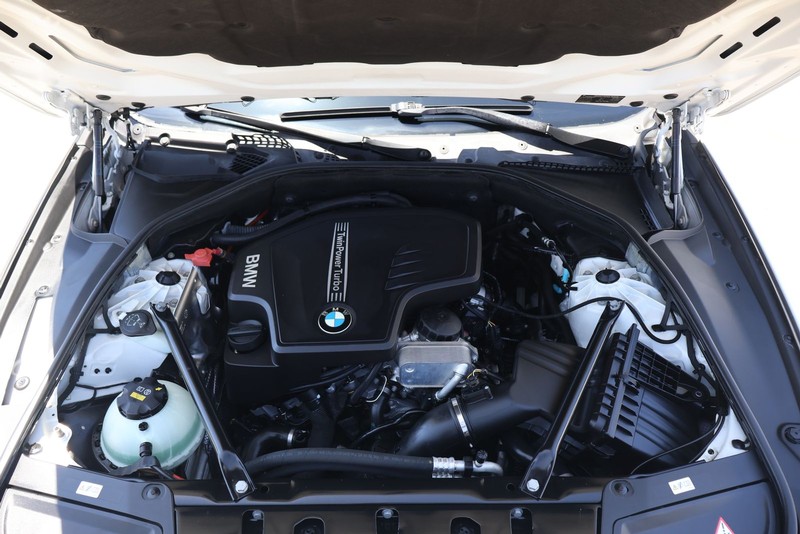 BMW 5 Series Vehicle Full-screen Gallery Image 13