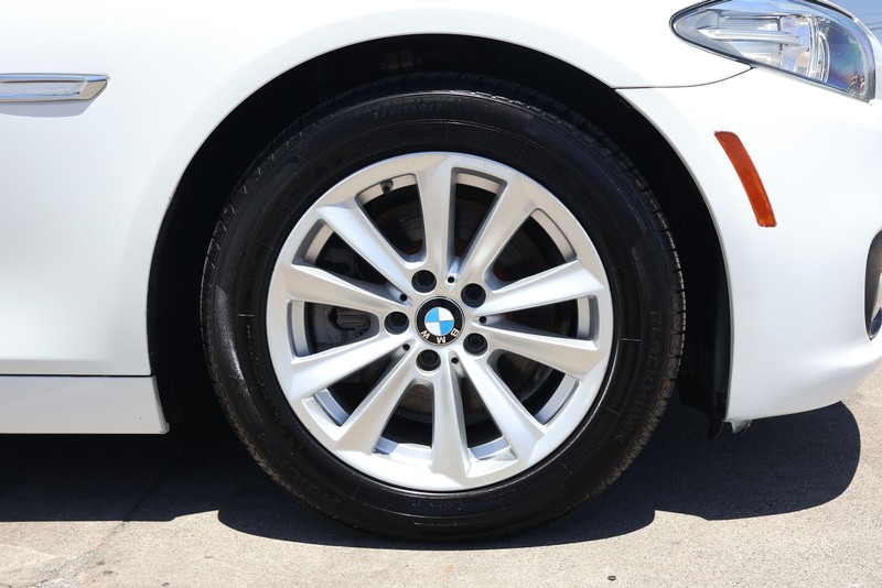 BMW 5 Series Vehicle Full-screen Gallery Image 14