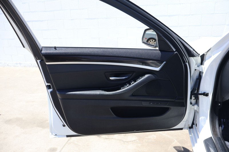 BMW 5 Series Vehicle Full-screen Gallery Image 15