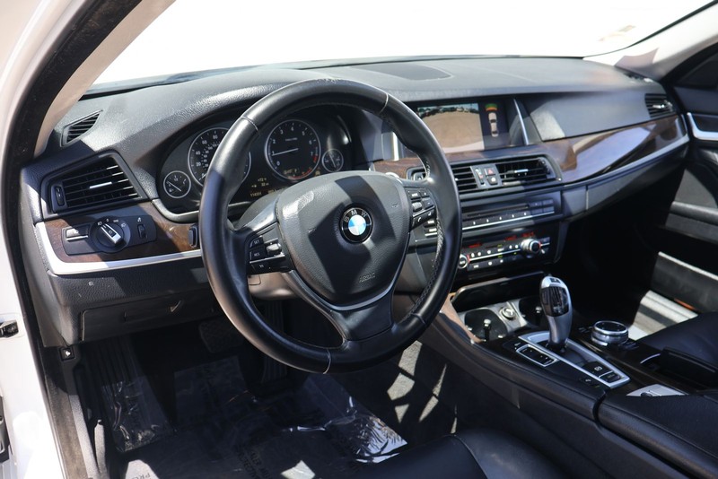 BMW 5 Series Vehicle Full-screen Gallery Image 16