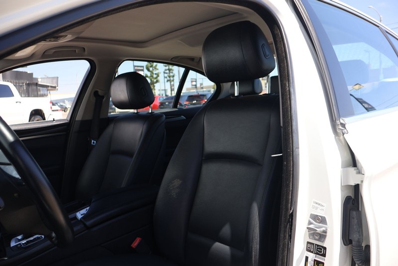 BMW 5 Series Vehicle Full-screen Gallery Image 17