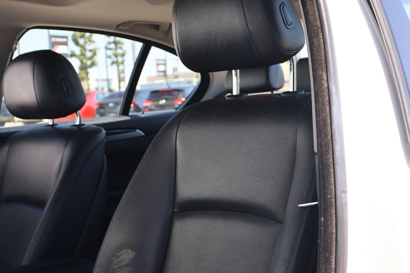 BMW 5 Series Vehicle Full-screen Gallery Image 18