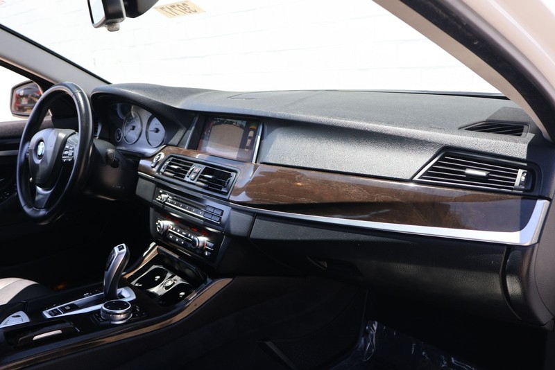 BMW 5 Series Vehicle Full-screen Gallery Image 19