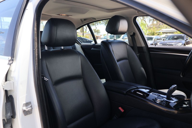 BMW 5 Series Vehicle Full-screen Gallery Image 20
