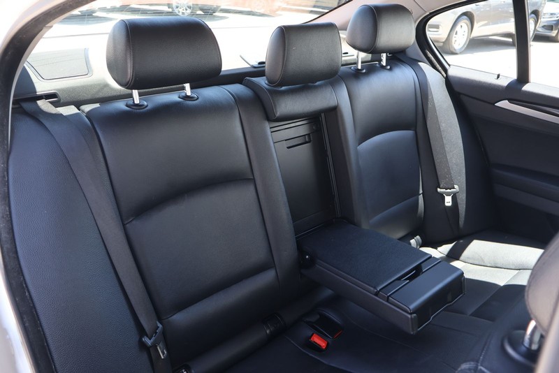 BMW 5 Series Vehicle Full-screen Gallery Image 21