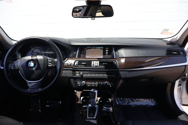 BMW 5 Series Vehicle Full-screen Gallery Image 22