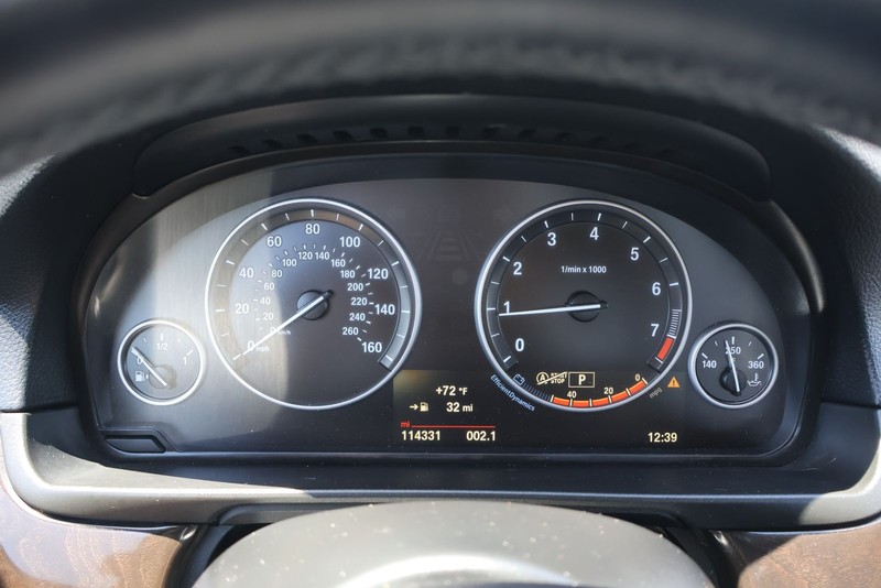 BMW 5 Series Vehicle Full-screen Gallery Image 23