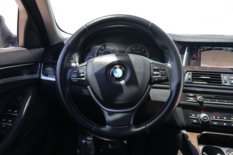 BMW 5 Series Vehicle Full-screen Gallery Image 24
