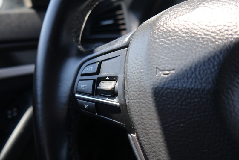 BMW 5 Series Vehicle Full-screen Gallery Image 25