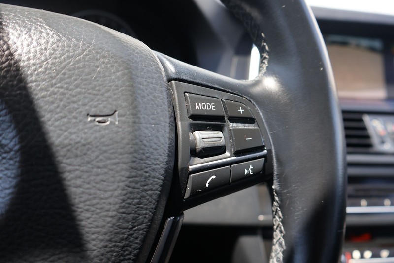 BMW 5 Series Vehicle Full-screen Gallery Image 26