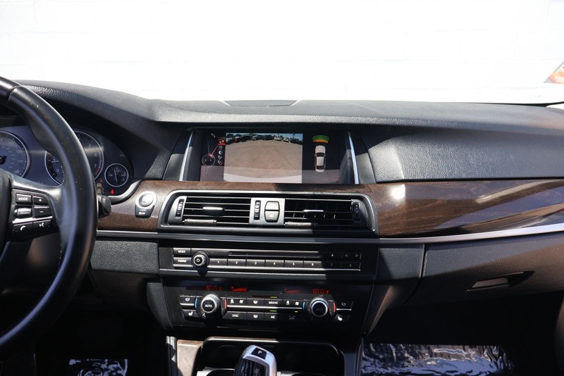 BMW 5 Series Vehicle Full-screen Gallery Image 27