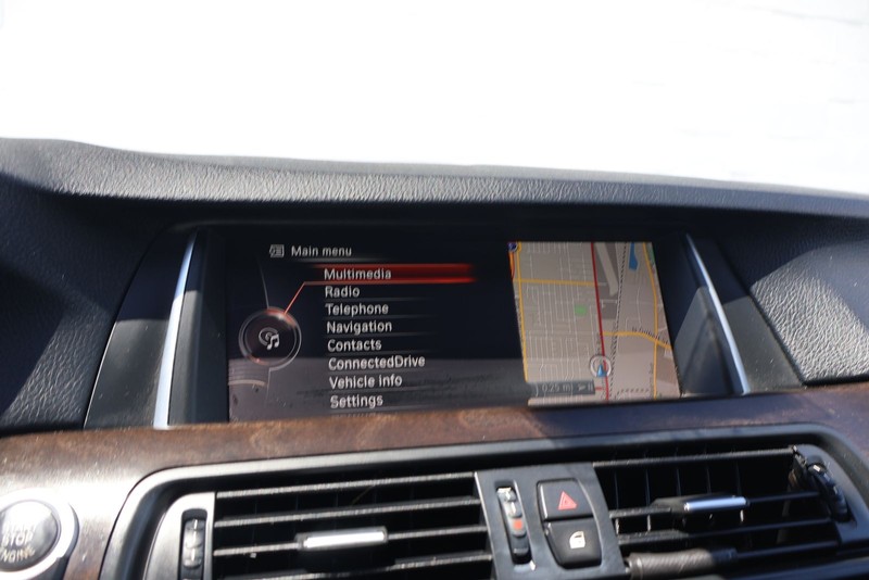 BMW 5 Series Vehicle Full-screen Gallery Image 28