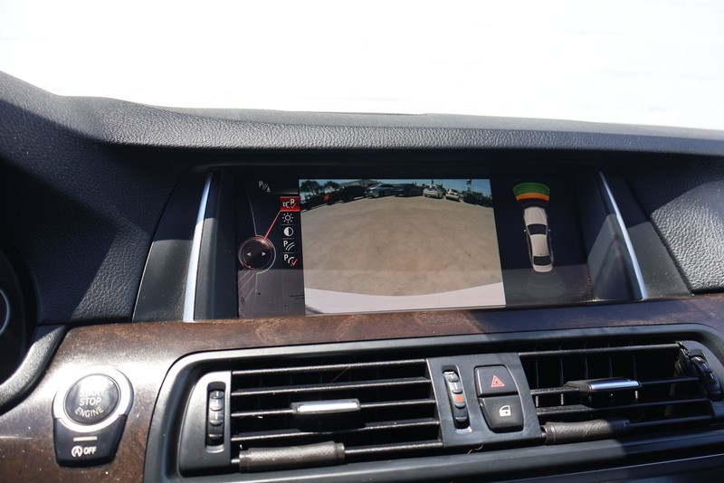 BMW 5 Series Vehicle Full-screen Gallery Image 29