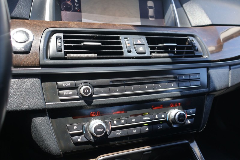 BMW 5 Series Vehicle Full-screen Gallery Image 30