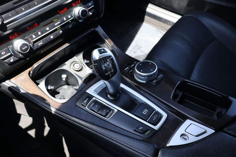 BMW 5 Series Vehicle Full-screen Gallery Image 31