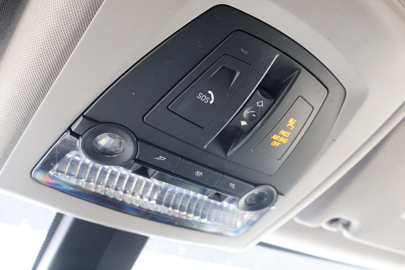 BMW 5 Series Vehicle Full-screen Gallery Image 32