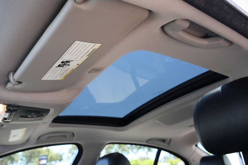 BMW 5 Series Vehicle Full-screen Gallery Image 33