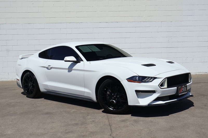 Ford Mustang Vehicle Full-screen Gallery Image 01