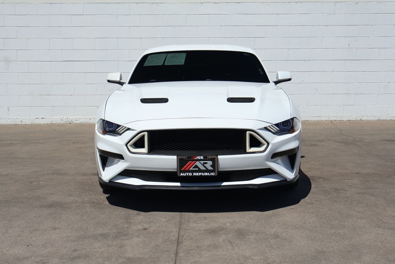 Ford Mustang Vehicle Full-screen Gallery Image 02