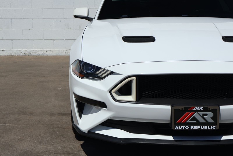 Ford Mustang Vehicle Full-screen Gallery Image 03