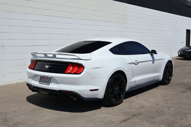 Ford Mustang Vehicle Full-screen Gallery Image 05