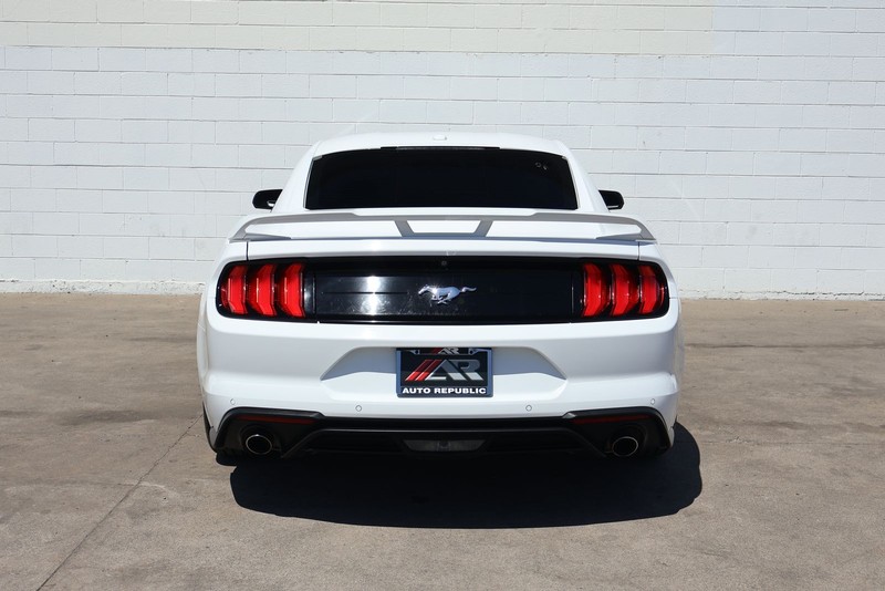 Ford Mustang Vehicle Full-screen Gallery Image 06