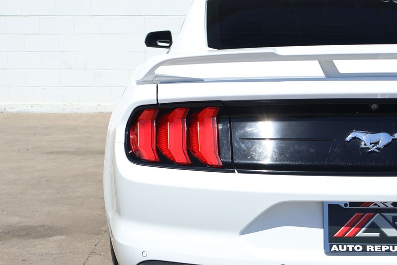 Ford Mustang Vehicle Full-screen Gallery Image 07