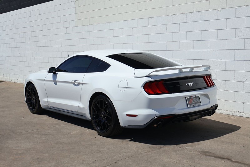 Ford Mustang Vehicle Full-screen Gallery Image 09