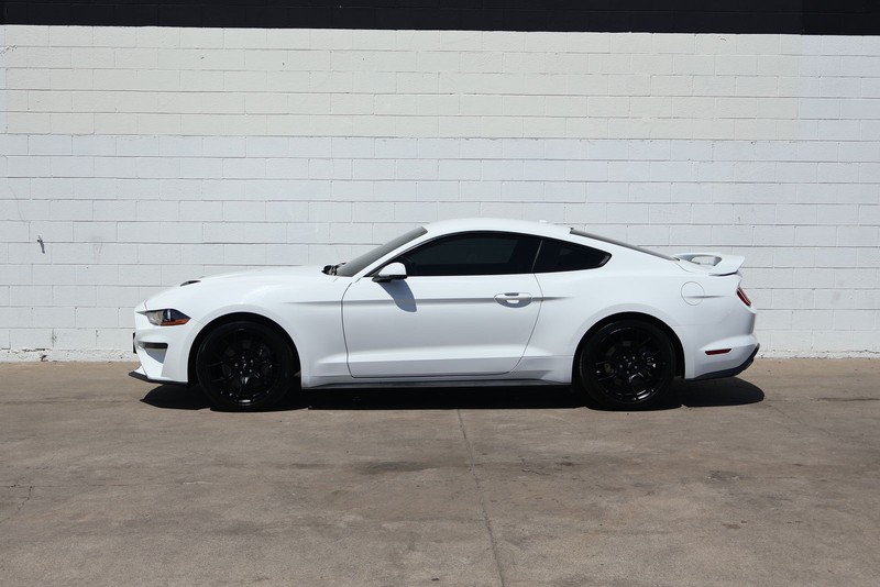 Ford Mustang Vehicle Full-screen Gallery Image 10