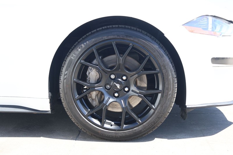 Ford Mustang Vehicle Full-screen Gallery Image 13
